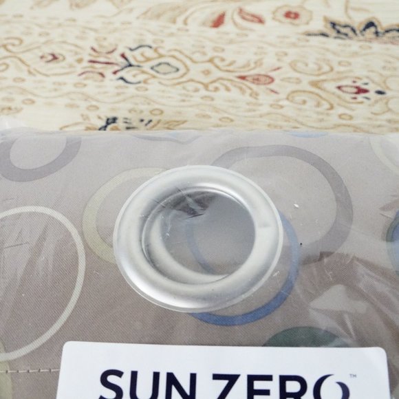 SUN ZERO Blackout Tan w/ Circles 100x84 pull wand - Picture 7 of 7